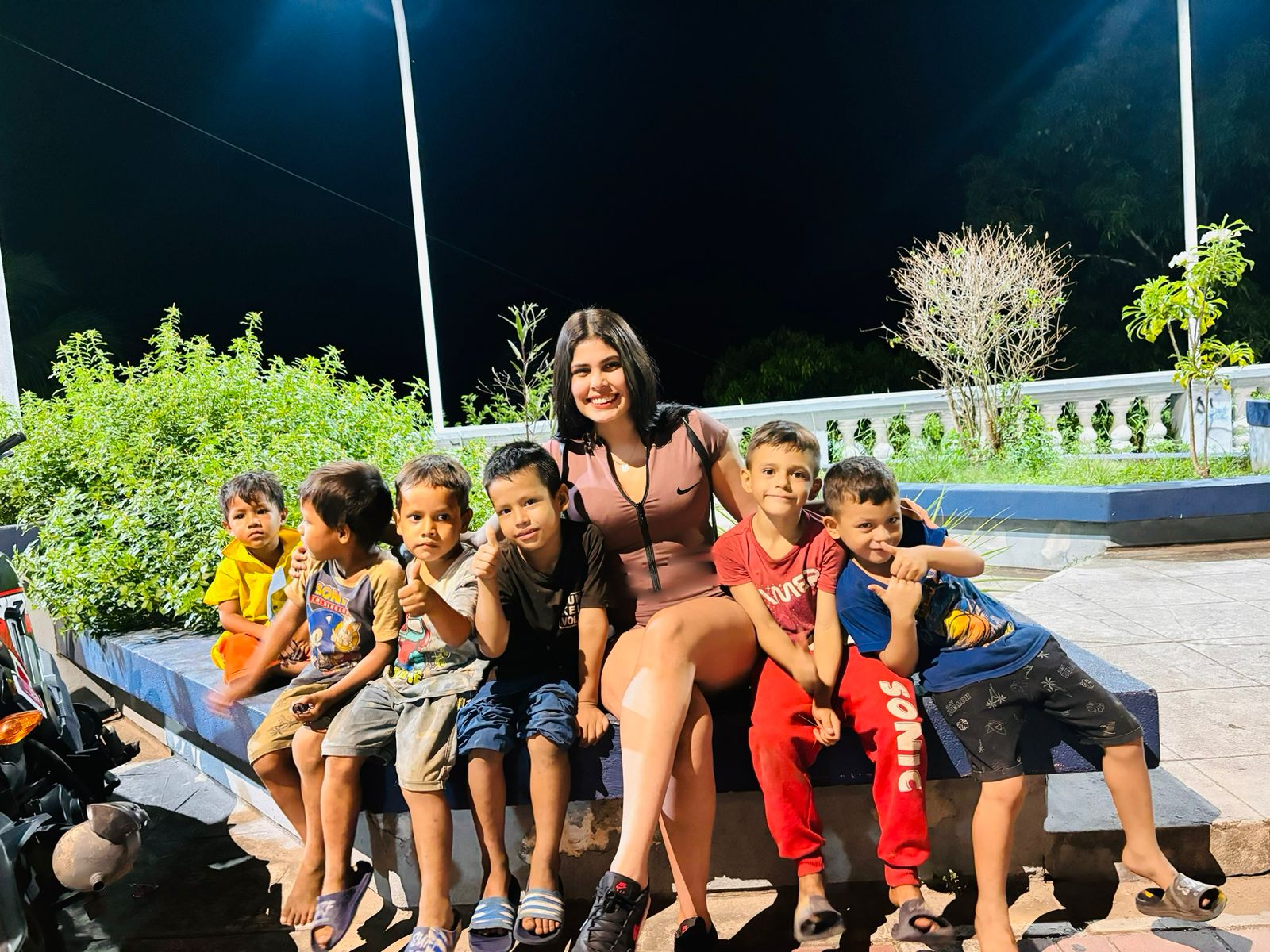 Andrea pintando en jornada comunitaria