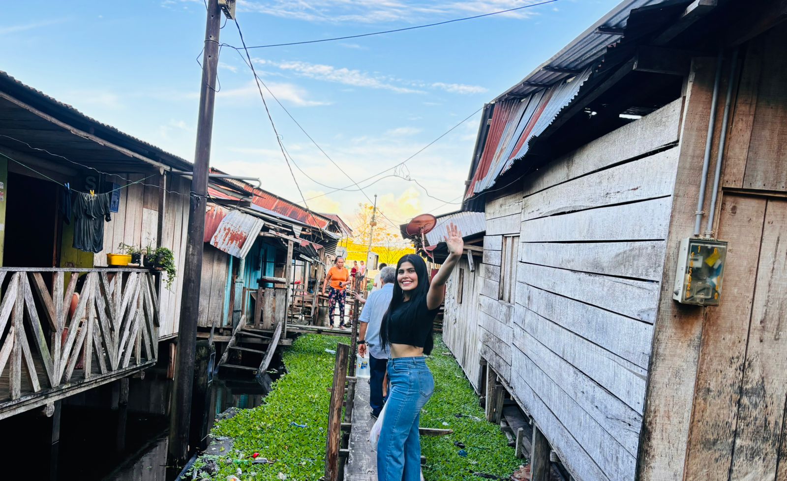 Andrea conversando con una vecina